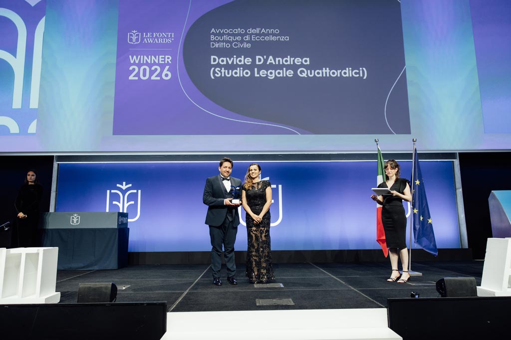 Davide D'Andrea riceve il premio Le Fonti Awards 2026 sul palco di Palazzo Mezzanotte