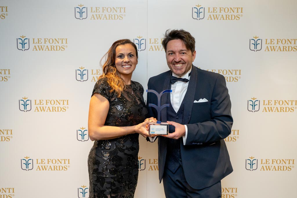 Davide D'Andrea con il trofeo Le Fonti Awards 2026 – Studio Legale Quattordici