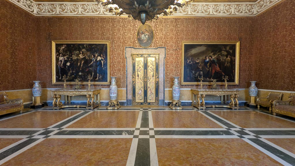 Interno storico di un edificio monumentale a Napoli